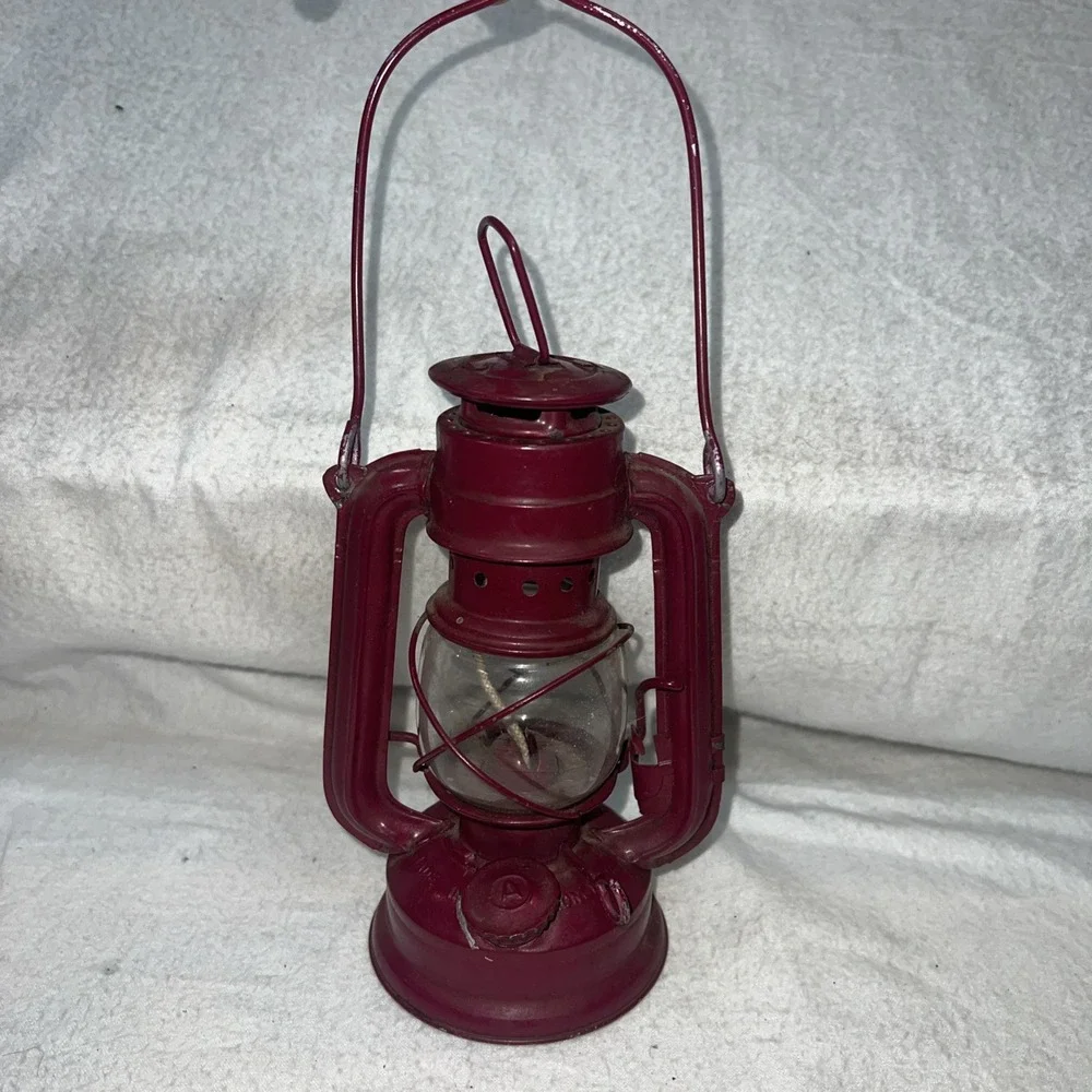 Original Kerosene Lantern Kerosene Red Made in Hong Kong Hurricane No. 202